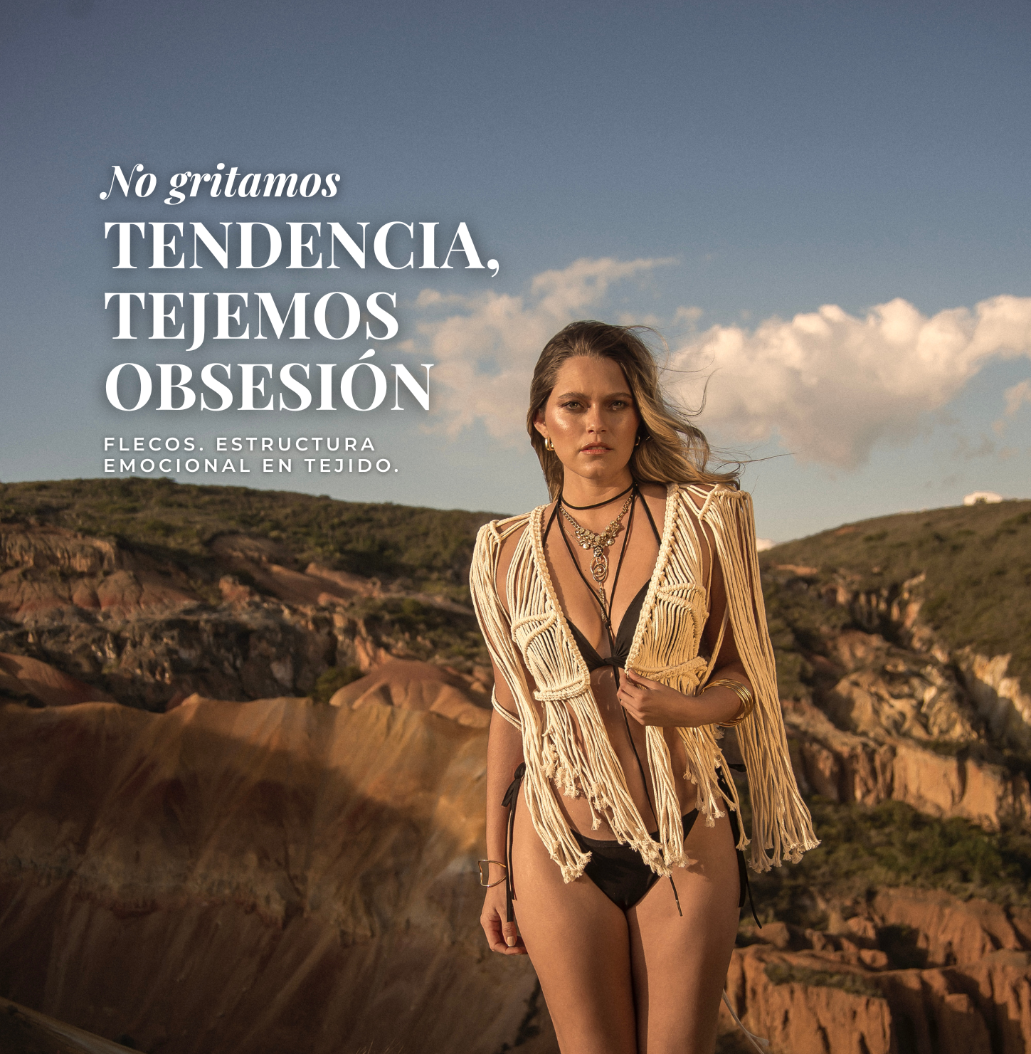 Mujer con chaleco en macramé crudo, flecos largos y estructura artesanal. Pieza ANASTASI fotografiada en paisaje rocoso. Estética emocional con carácter.


