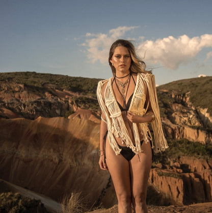 Mujer de pie usando la Chaqueta Tulum en macramé crudo. Look de poder silencioso y diseño artesanal con intención estética.
